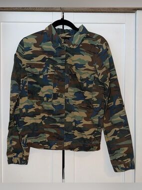 Red Snap Button Up Camo top, Size Large